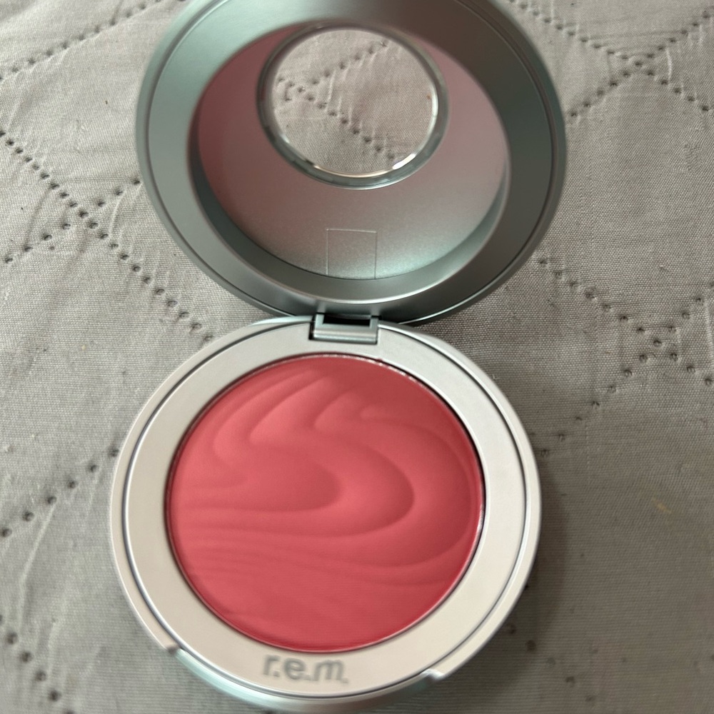 r.e.m. beauty Satin Matte Blush in skinny dipped. NIB